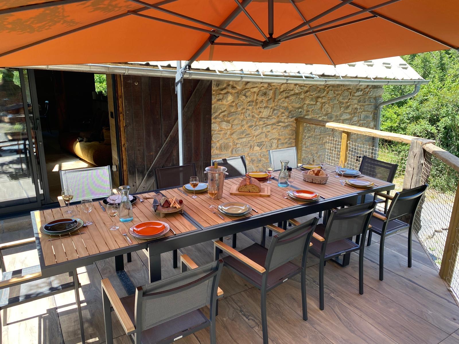 Terrasse privée ferme rénovée à louer Enchastrayes Alpes du Sud ski été hiver