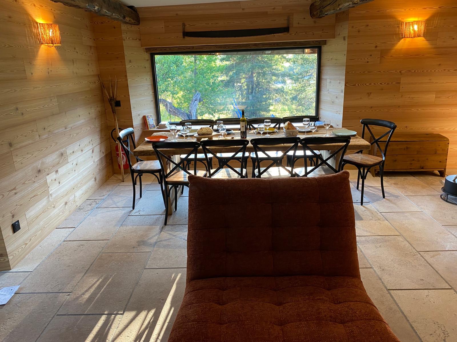 Salon lumineux avec poutres apparentes à louer Enchastrayes ski Sauze