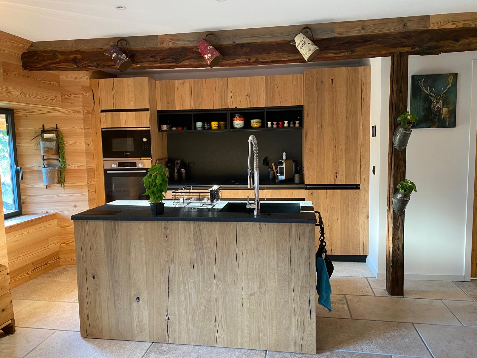 Salon avec cheminée et vue montagne à louer Le Sauze Enchastrayes