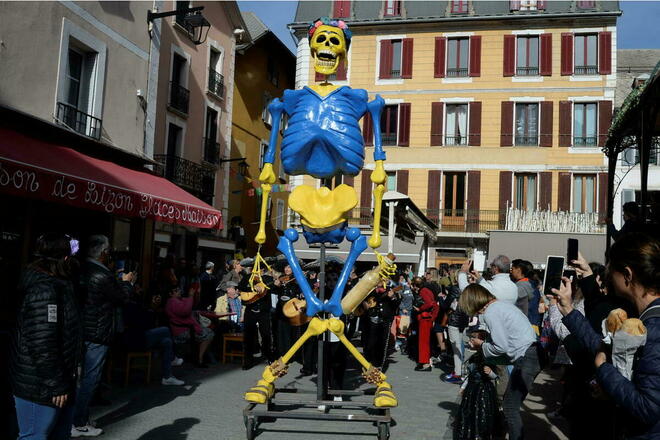 Crânes décorés et offrandes fête des morts Barcelonnette ambiance mexicaine