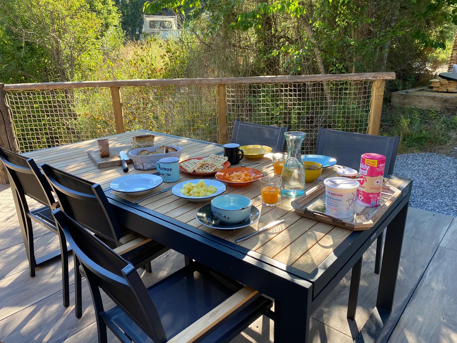 Terrasse plein sud chalet rénové Enchastrayes proche Barcelonnette et Le Sauze