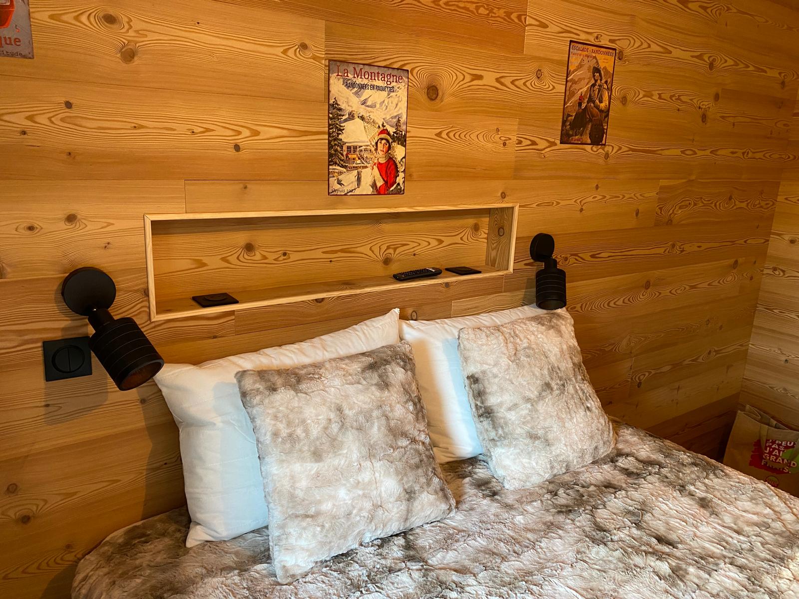 Chambre spacieuse avec salle de bain privative – location vacances Praloup proche Barcelonnette