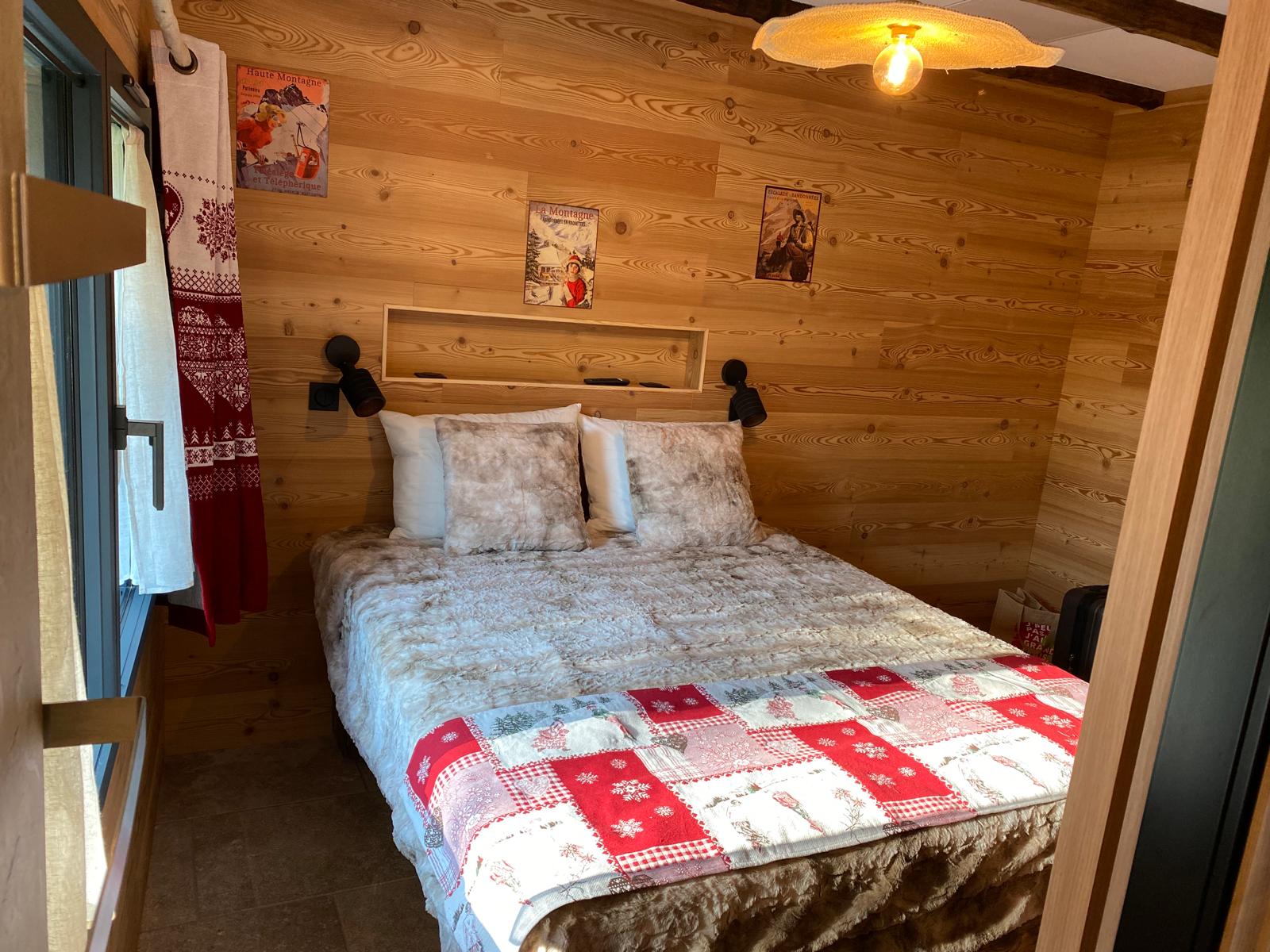 Chambre double avec lit 160 cm et vue montagne – location Barcelonnette, vallée de l’Ubaye