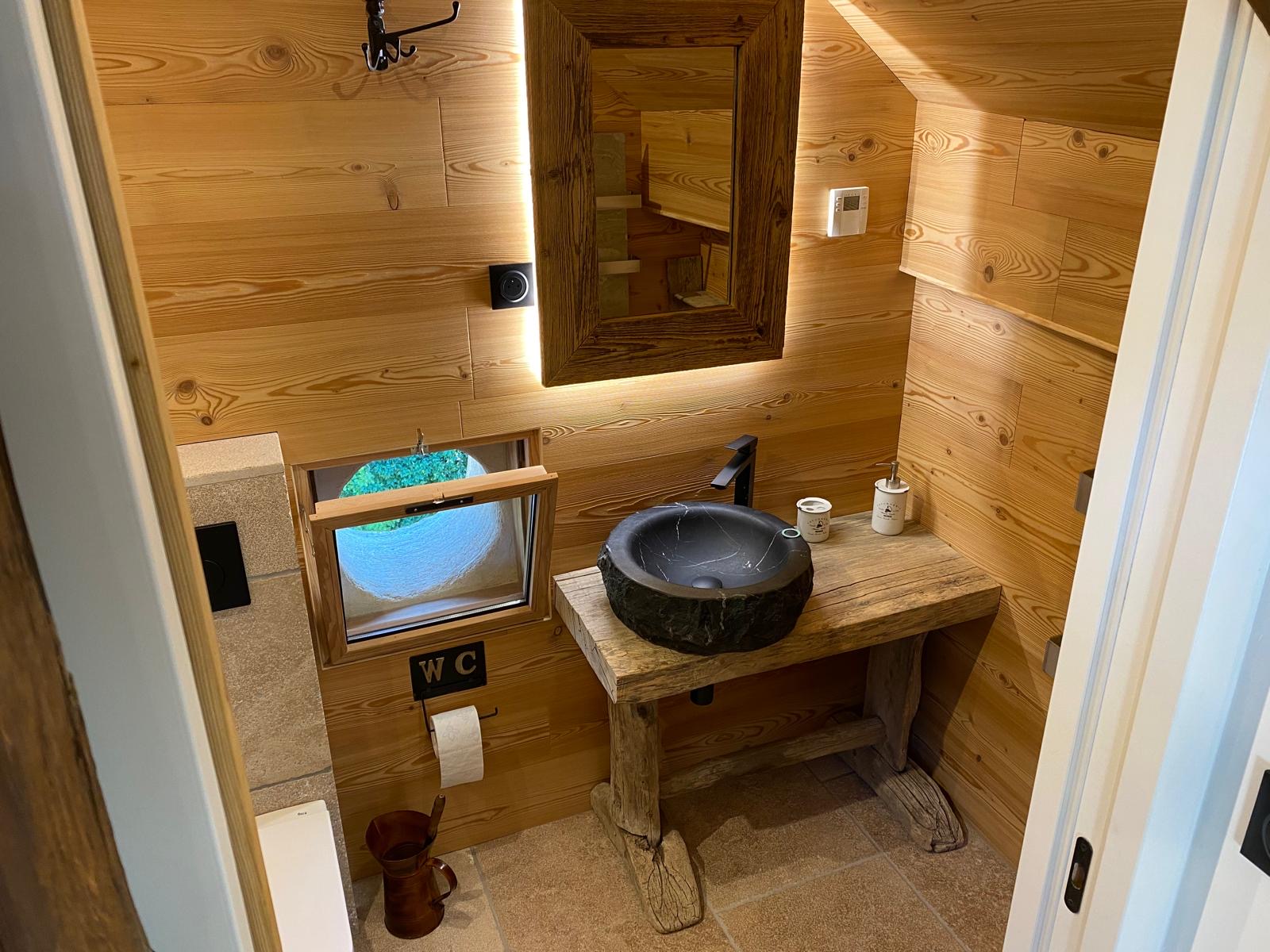 Salle de bain moderne ferme rénovée Enchastrayes proche Sauze