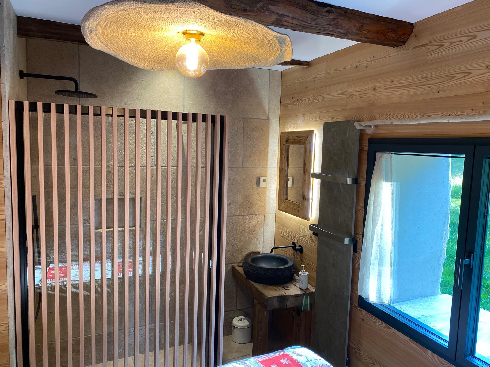 Salle de bain chambre à louer Enchastrayes douche italienne près Praloup Barcelonnette