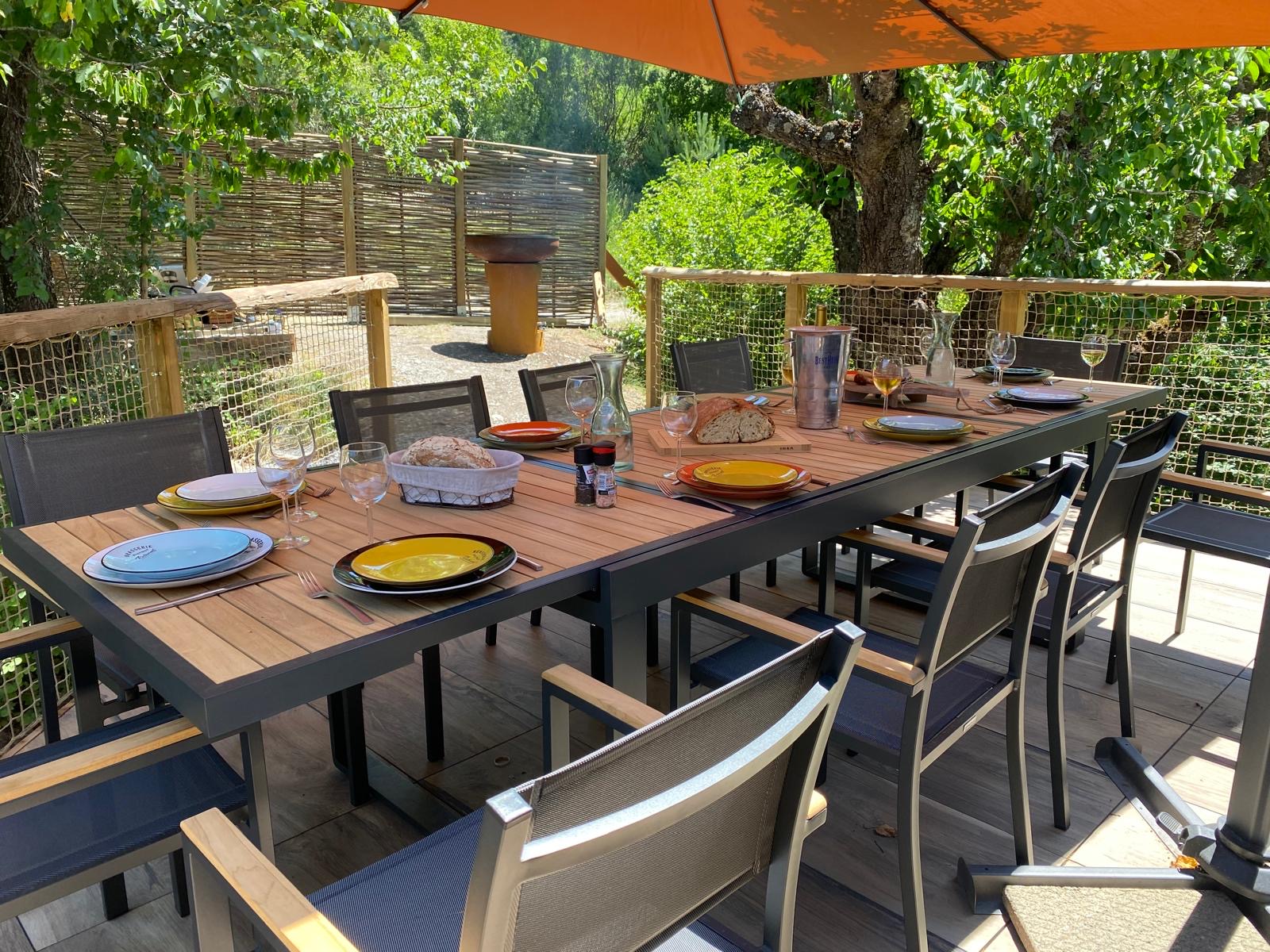 Terrasse extérieure en bois avec vue montagne location Enchastrayes près Praloup