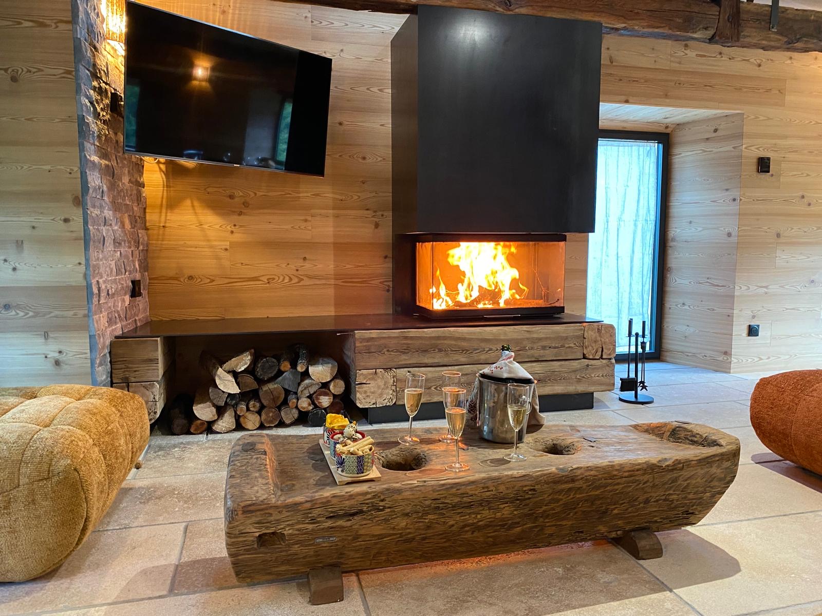 Salon chaleureux ferme rénovée Enchastrayes proche Barcelonnette et Praloup