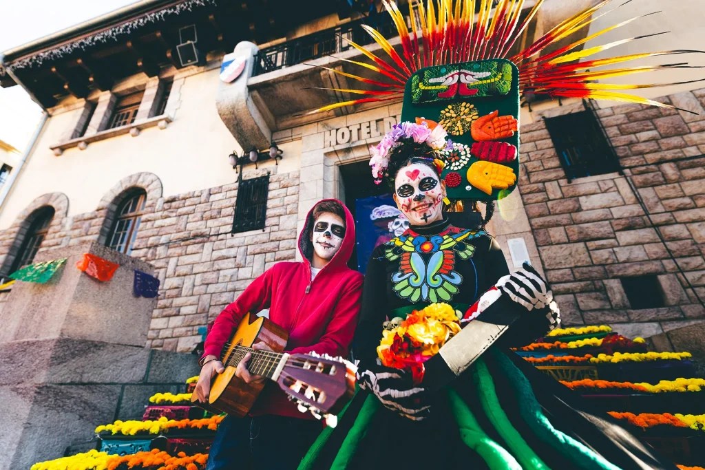 Fête des Morts Barcelonnette décorations traditionnelles mexicaines et autel coloré