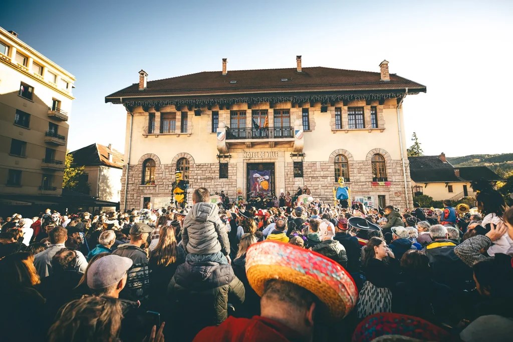 Fête mexicaine des morts Barcelonnette costumes traditionnels et musique folklorique
