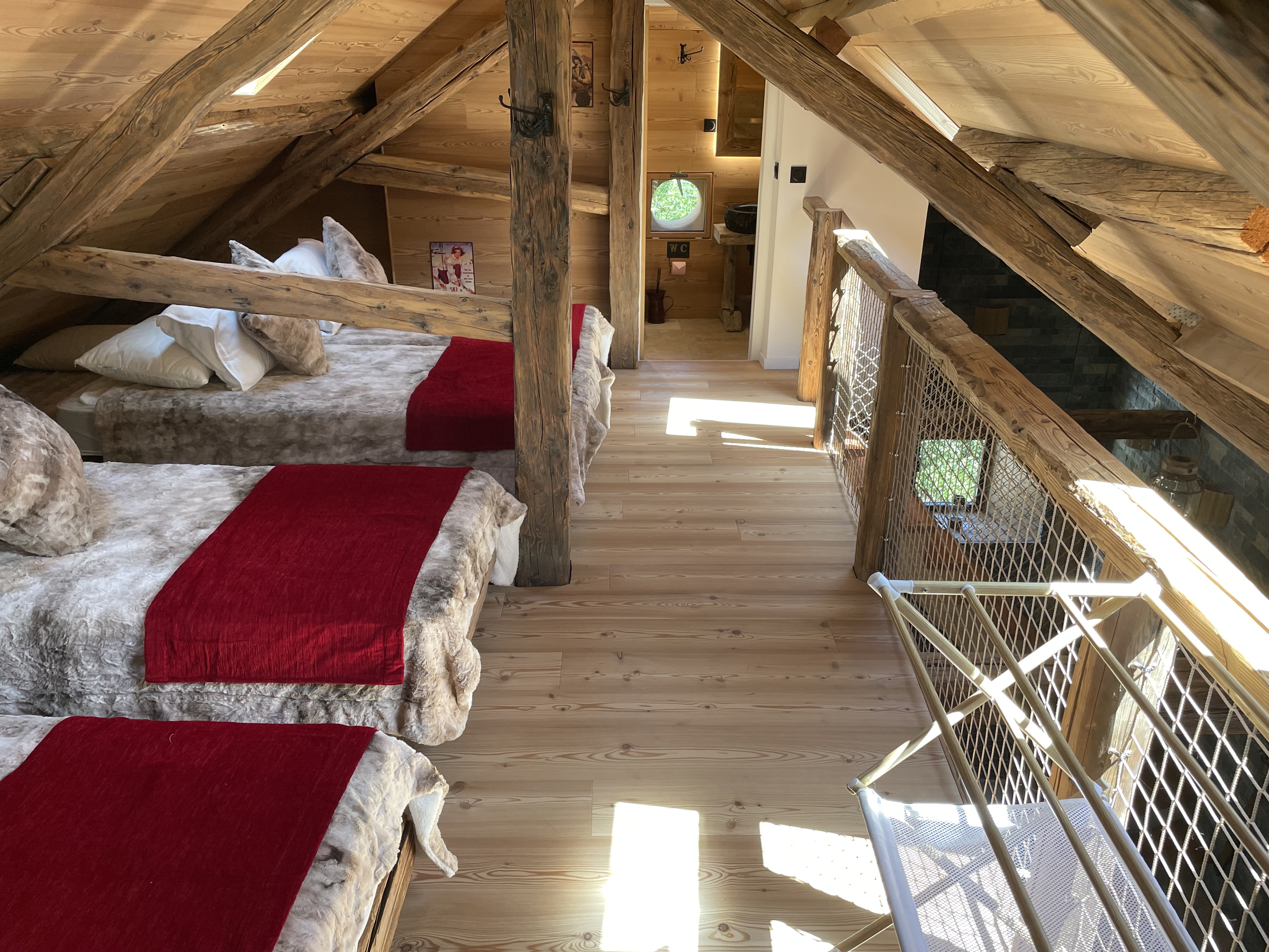 Chambre familiale avec lits séparés, décoration chaleureuse et poutres apparentes, ferme rénovée à deux pas des pistes de ski