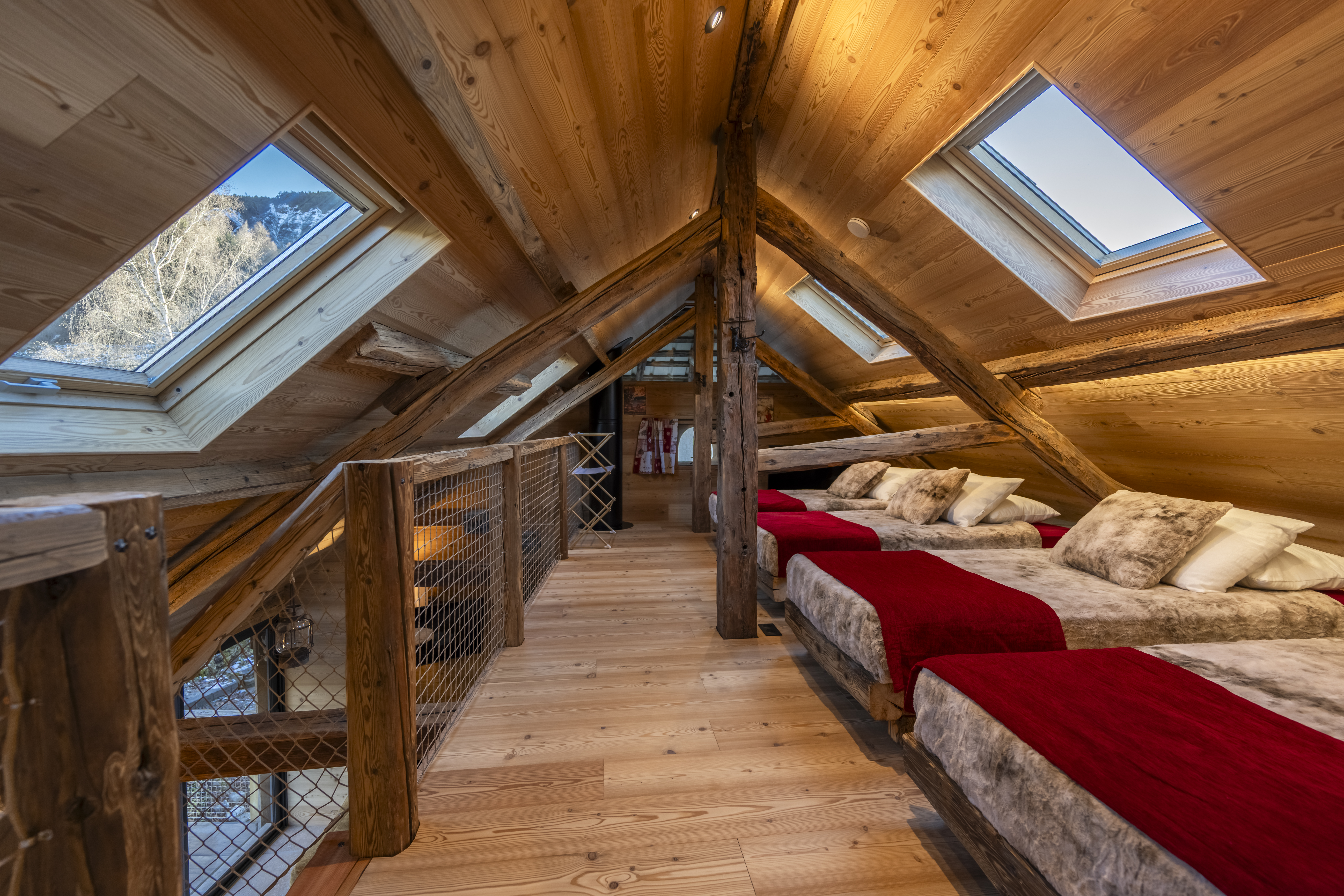 Chambre de chalet à Enchastraye, ambiance montagne, bois naturel, décoration alpine, intérieur chaleureux.