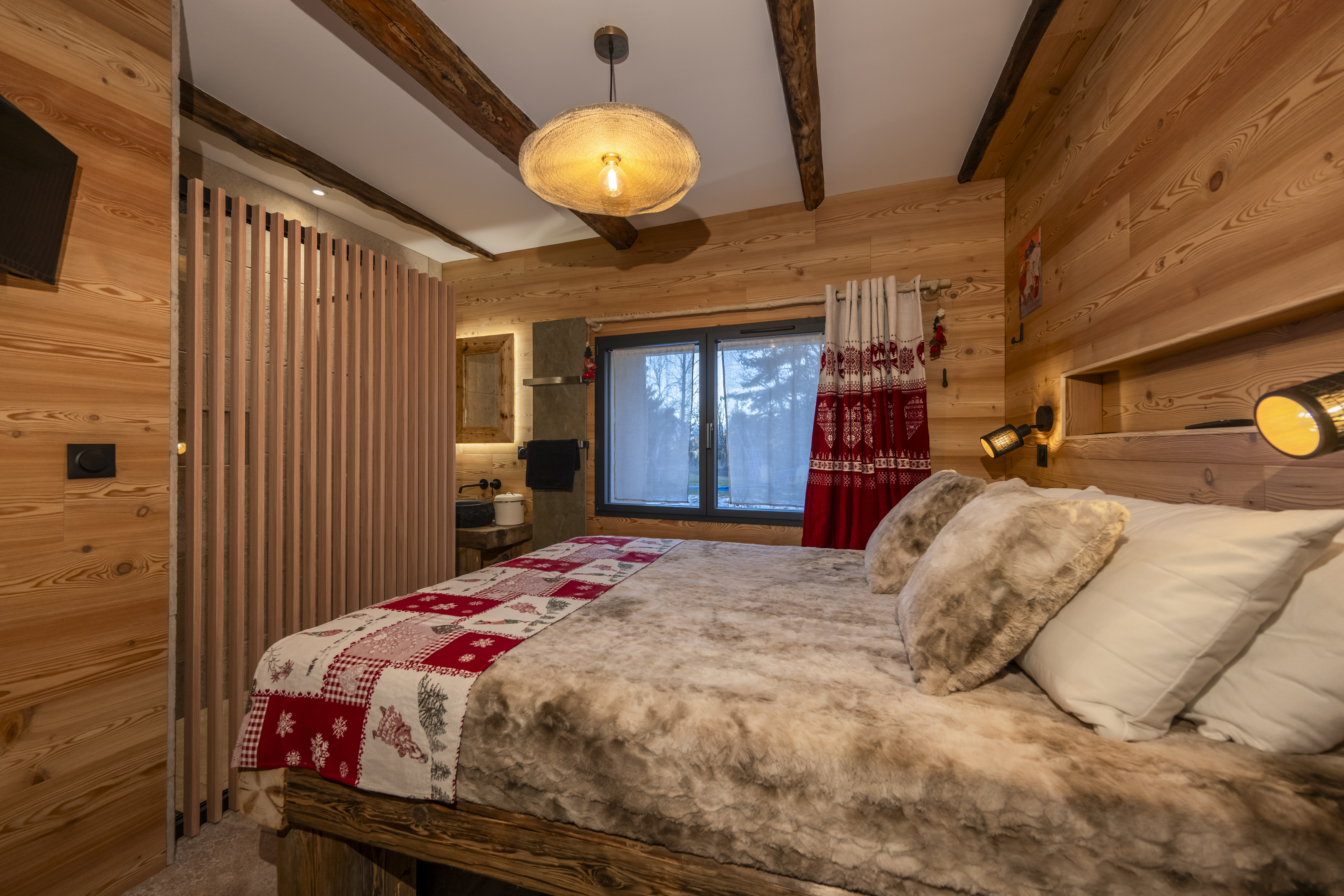 Chambre chalet Enchastraye Alpes du Sud, style montagnard, bois massif, atmosphère cosy.