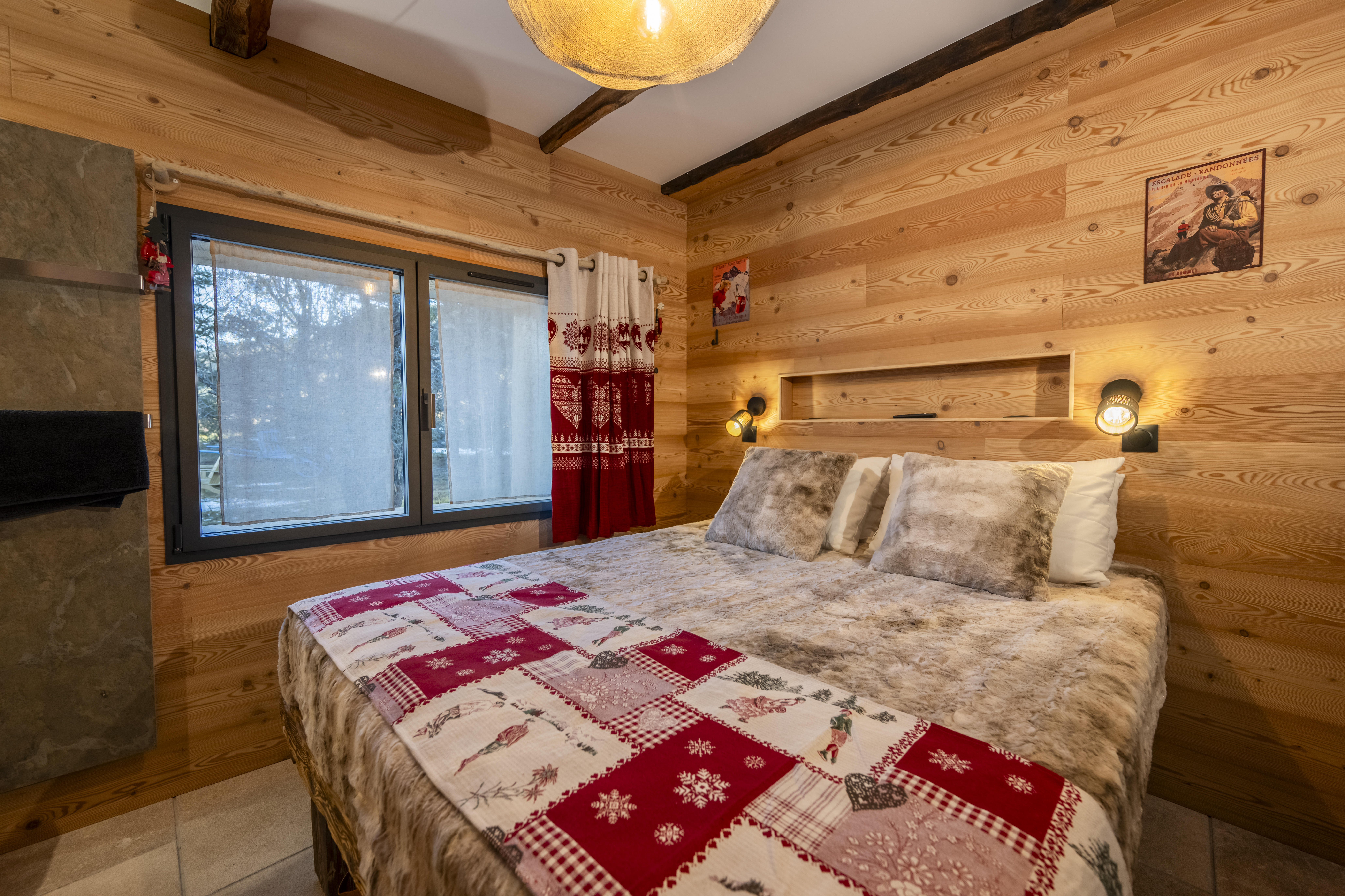 Chambre chalet montagne Enchastraye, intérieur bois, décoration alpine, confort, esprit cocooning.