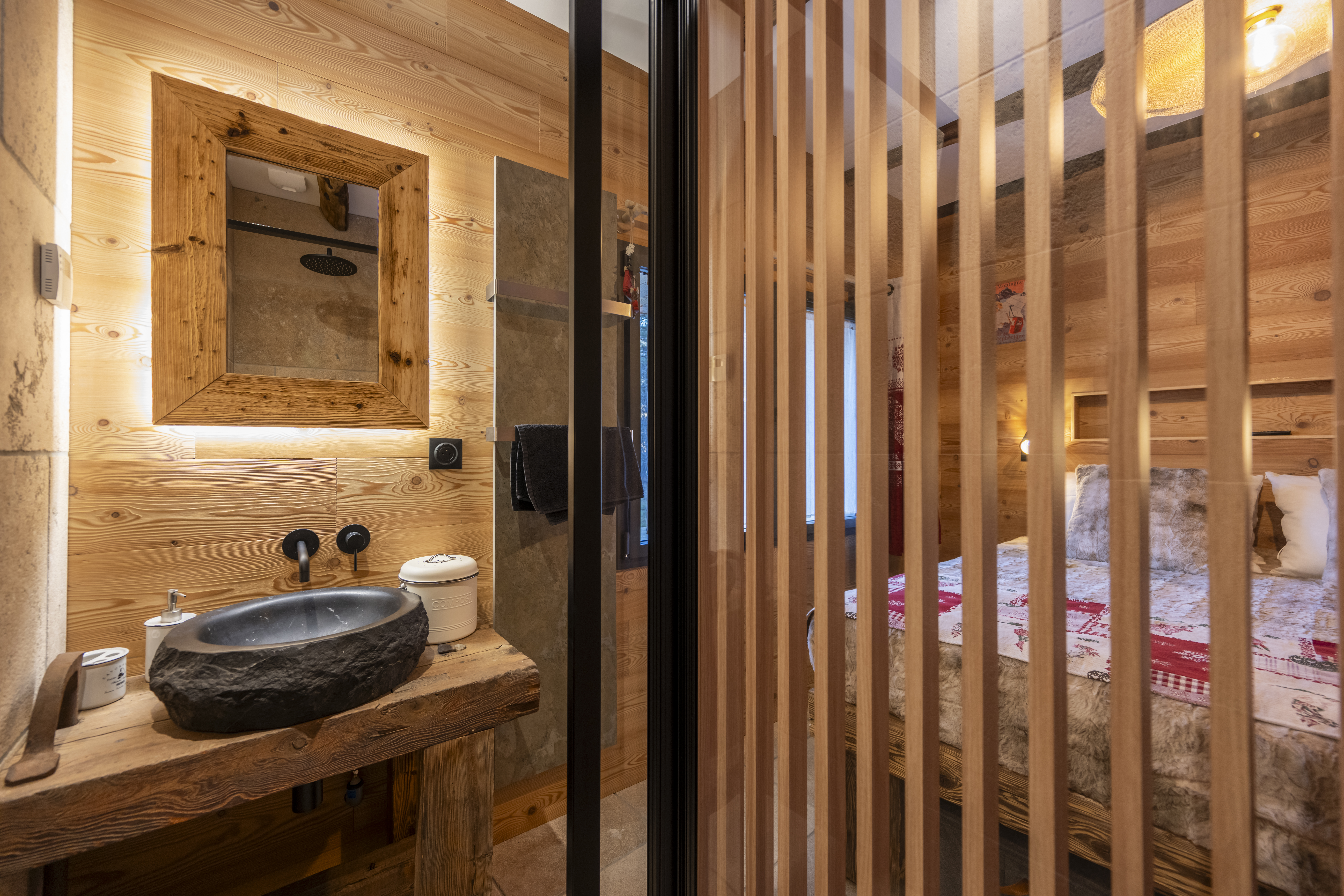 Salle de bain chalet Enchastraye Alpes du Sud, intérieur chaleureux, bois, pierre naturelle.