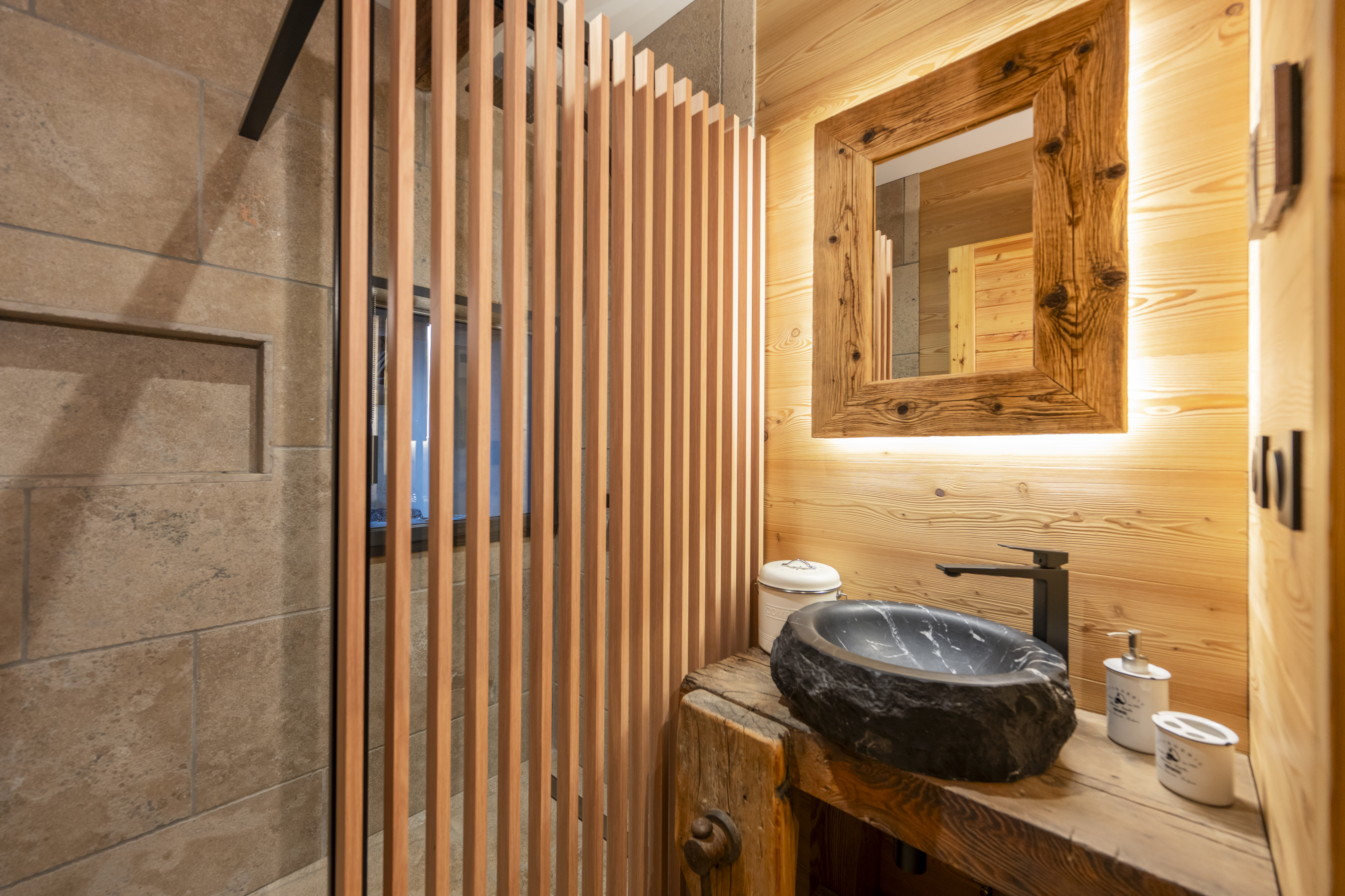 Aménagement salle de bain chalet Enchastraye, esprit montagne, bois massif, décoration alpine.