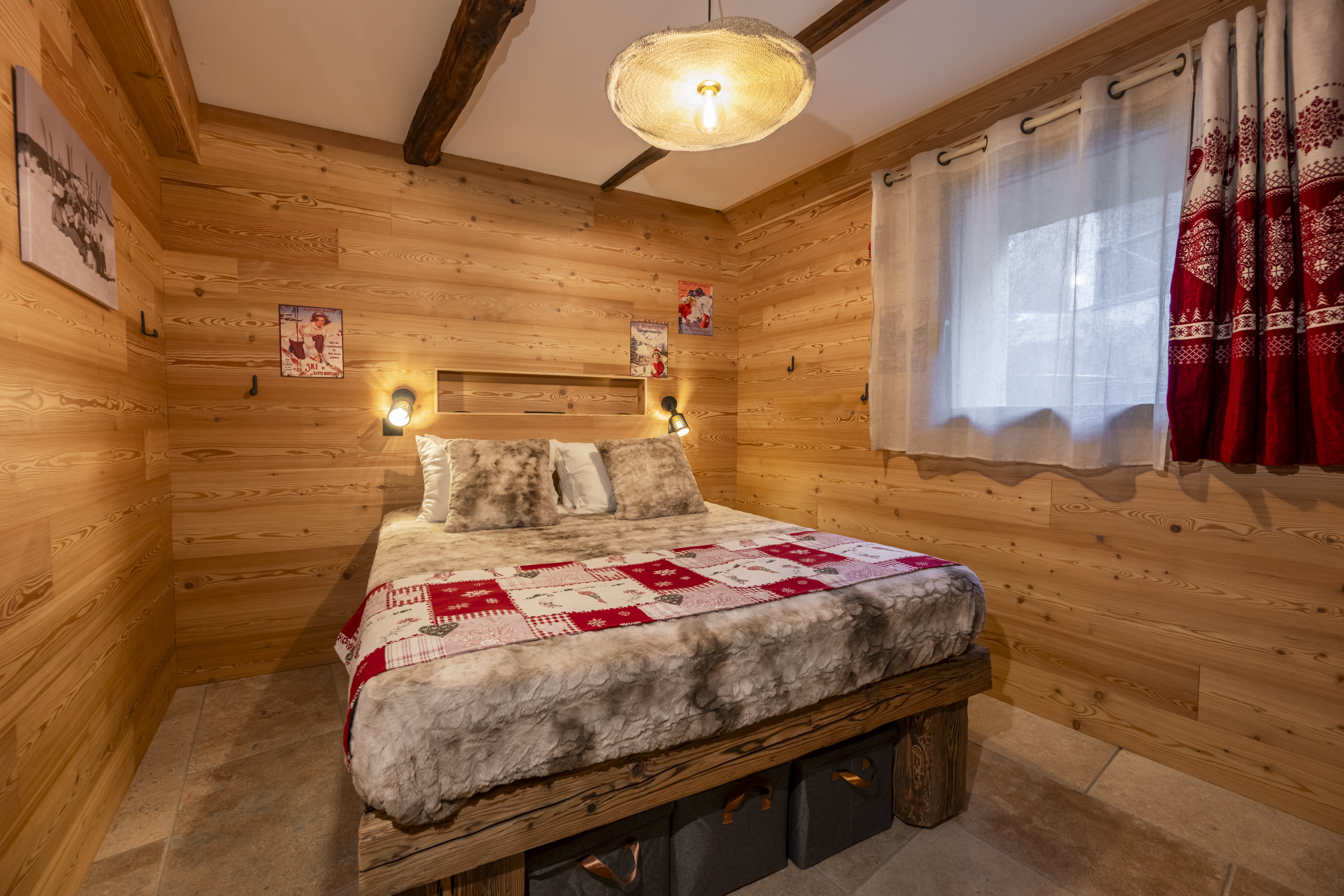 Aménagement chambre chalet Enchastraye, style montagne, bois naturel, ambiance chaleureuse.