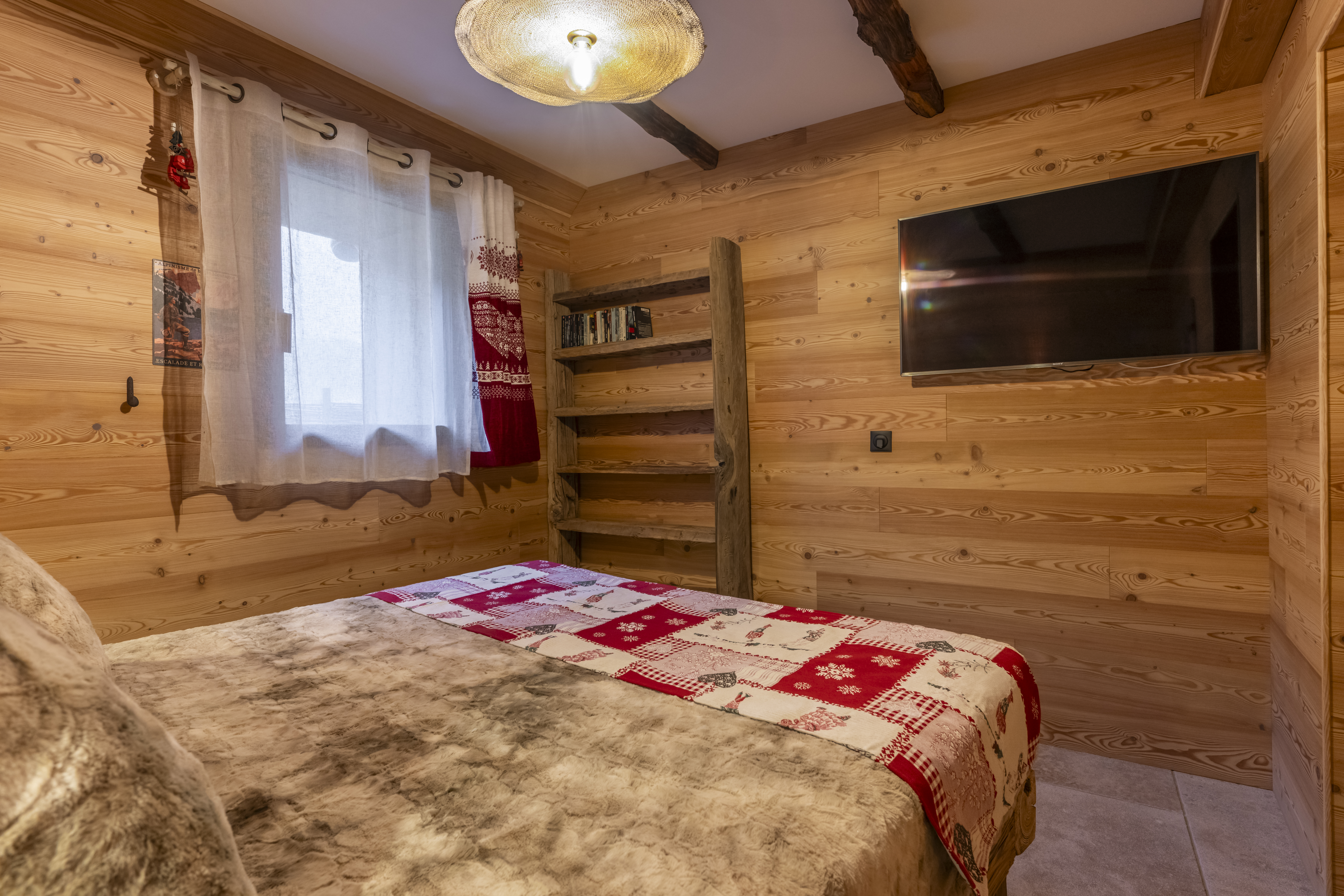 Chambre de chalet Enchastraye, décoration montagnarde, bois, confort, intérieur alpin.