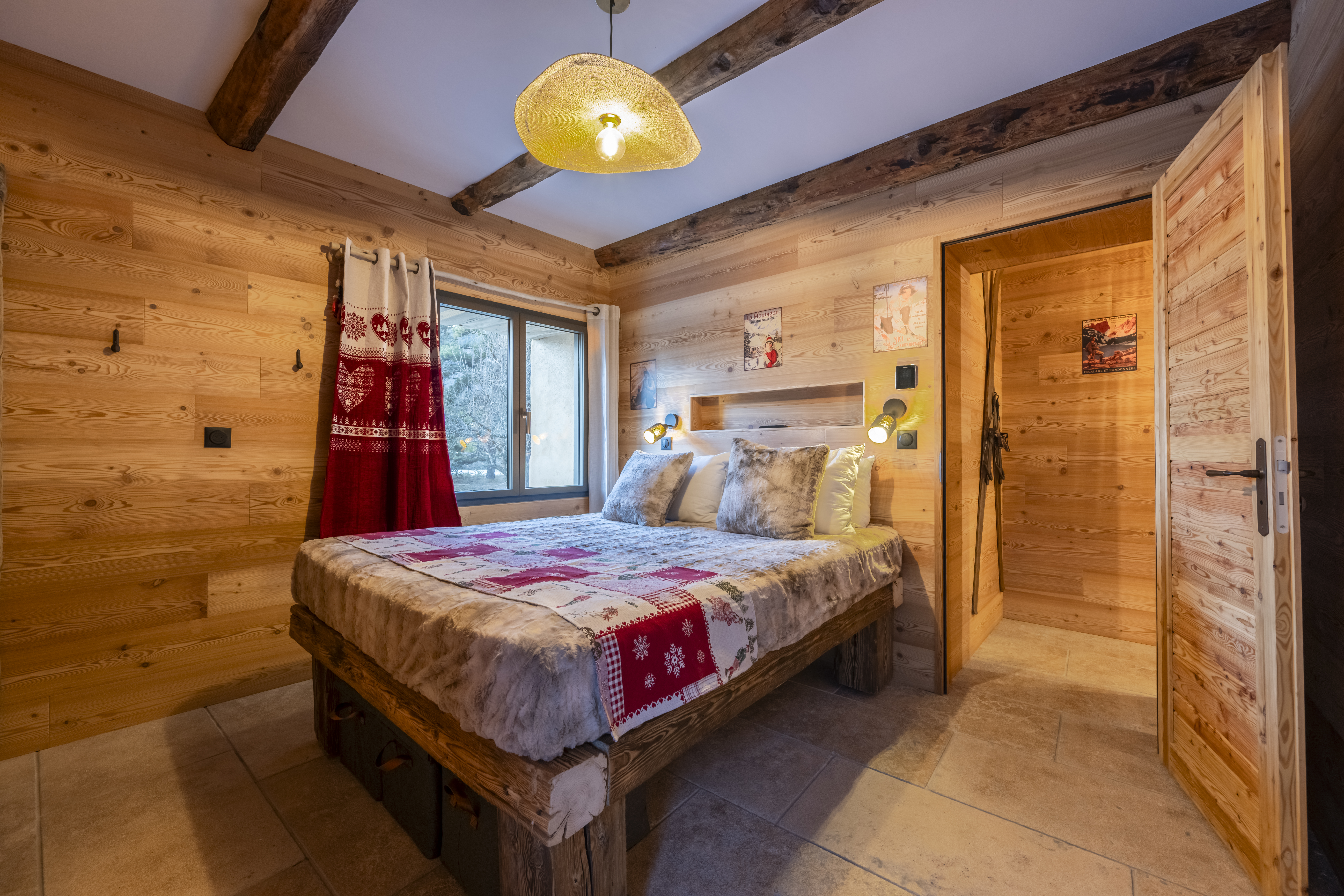 Chambre chalet Enchastraye, esprit montagne, bois massif, atmosphère douce, décoration alpine.