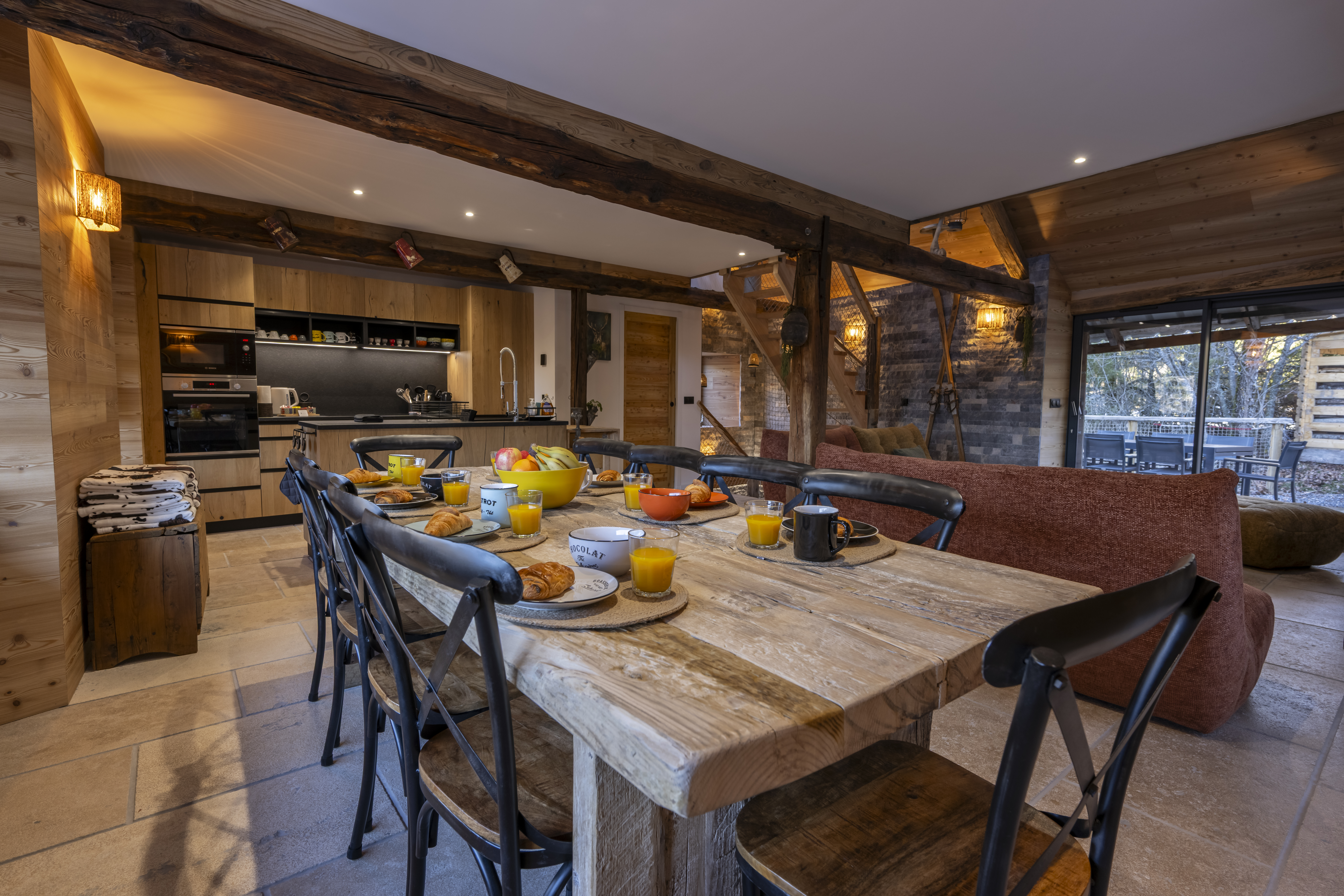 Salon de chalet Enchastraye, architecture bois, esprit montagne, intérieur chaleureux, Alpes, authenticité.