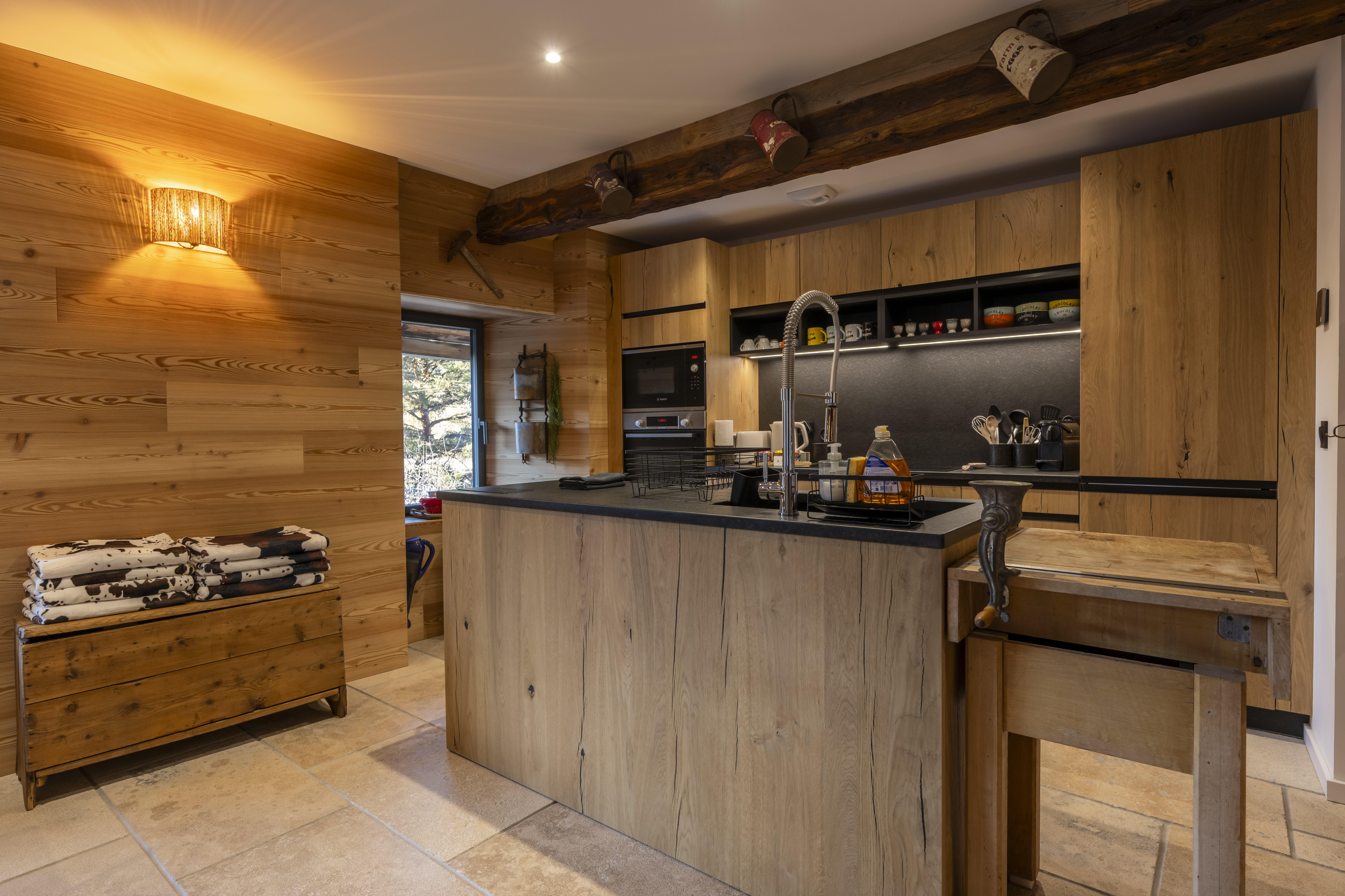 Aménagement salon de chalet à Enchastraye, style montagne, bois, confort, décoration intérieure alpine.