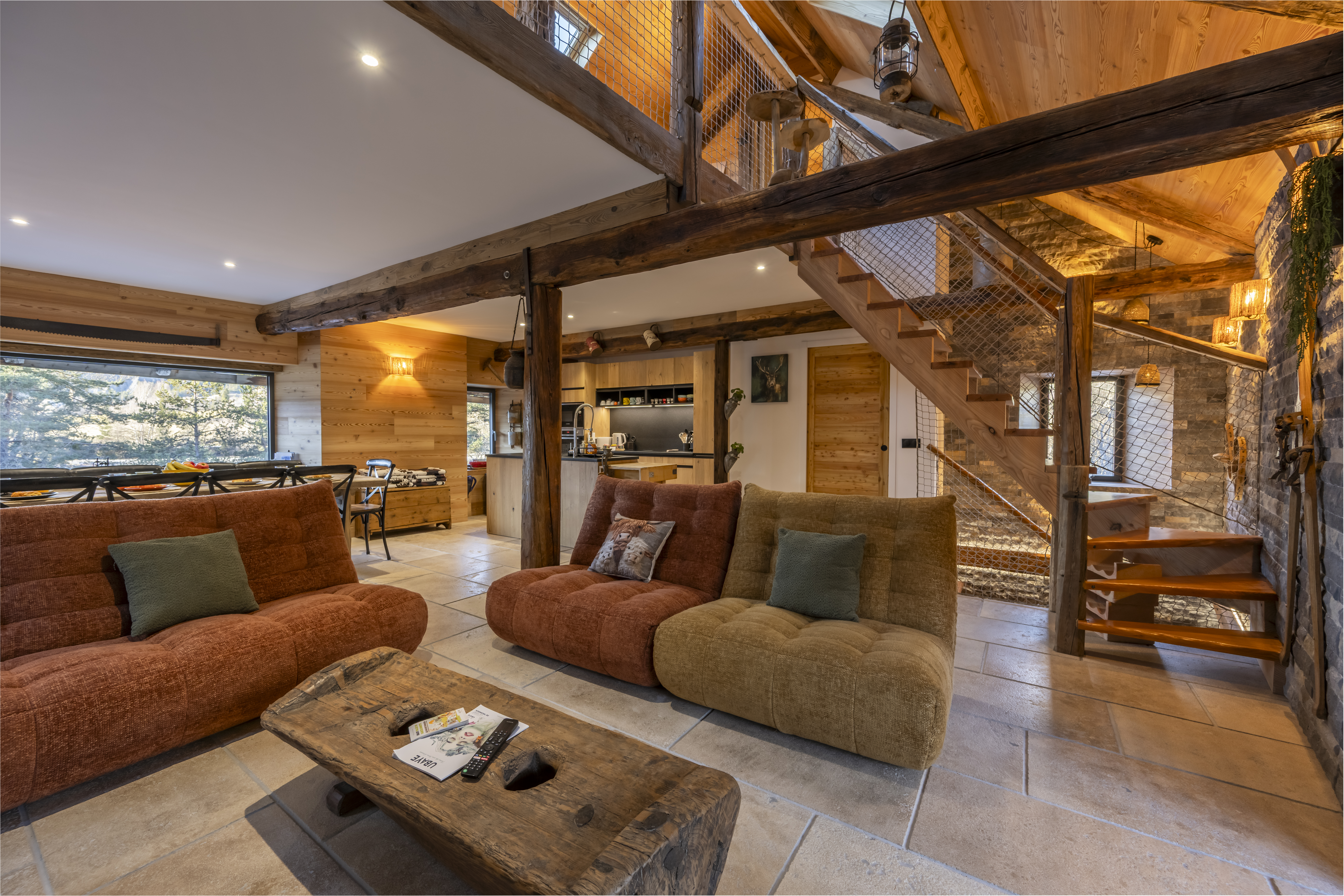 Salon chalet Enchastraye, intérieur montagne chaleureux, bois naturel, décoration alpine, ambiance cocooning.