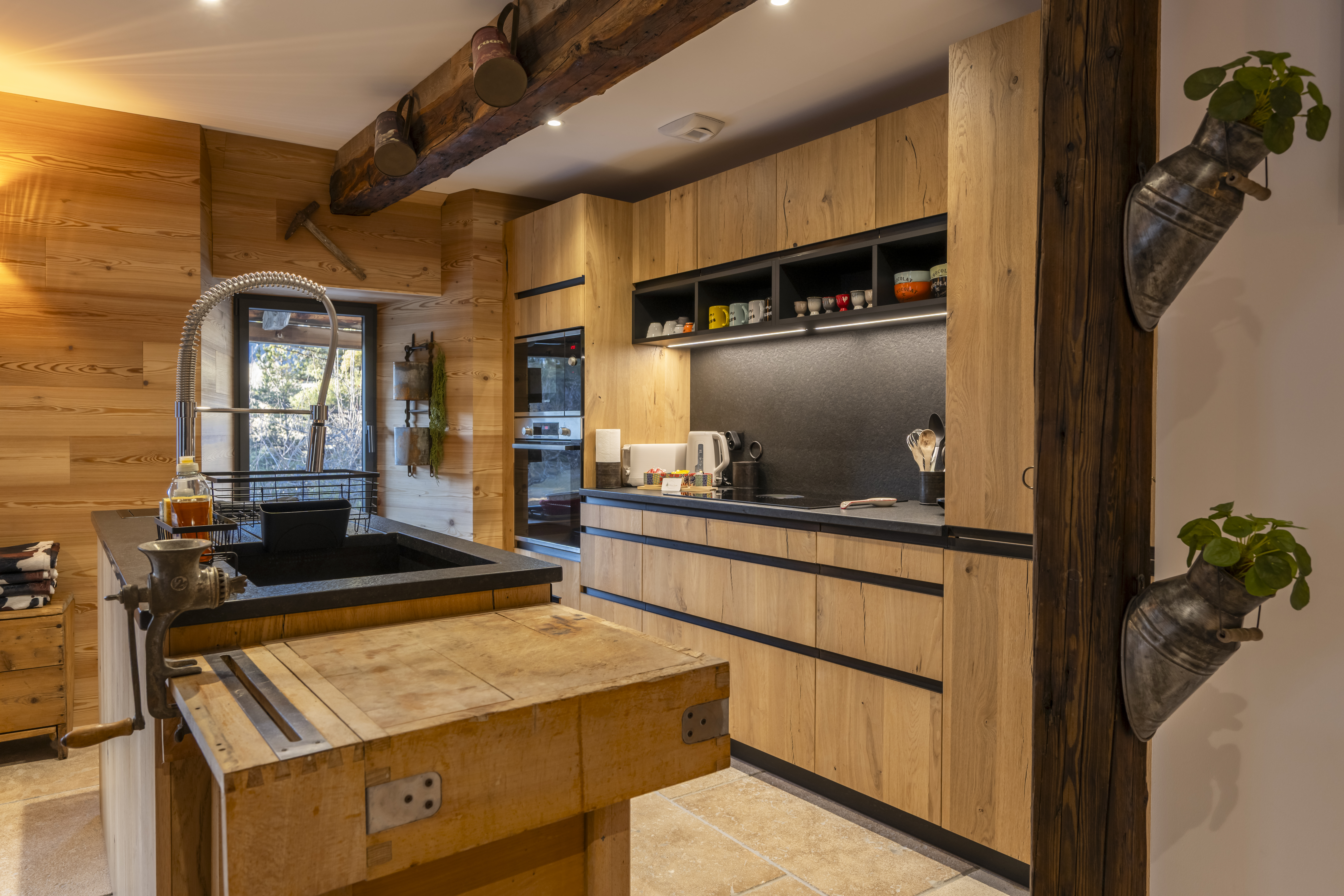 Chalet à Enchastraye, salon cosy en bois massif, style montagnard, confort, authenticité, esprit alpin.