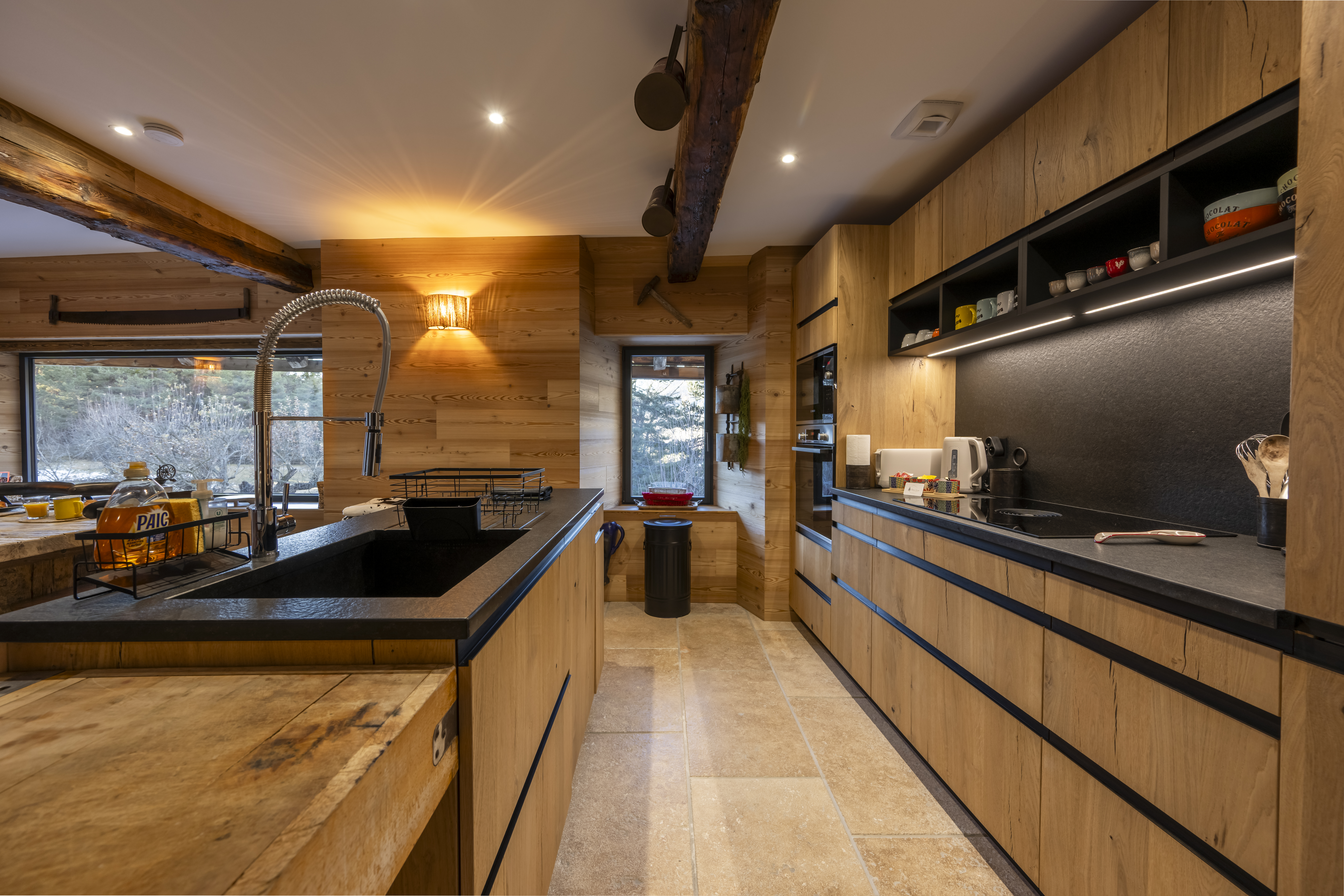 Salon de chalet à Enchastraye en bois naturel, ambiance montagne chaleureuse, décoration alpine, Alpes du Sud.